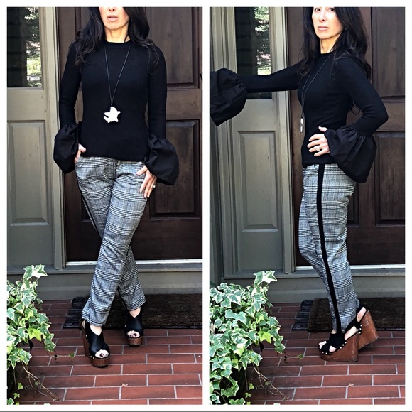 ✨RESTOCKED✨Black bell sleeves top - Picture 8 of 8